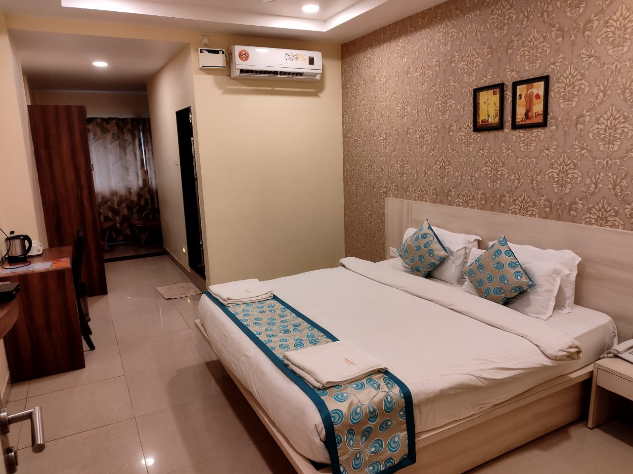 Boshan Hotels-Deluxe Room-1